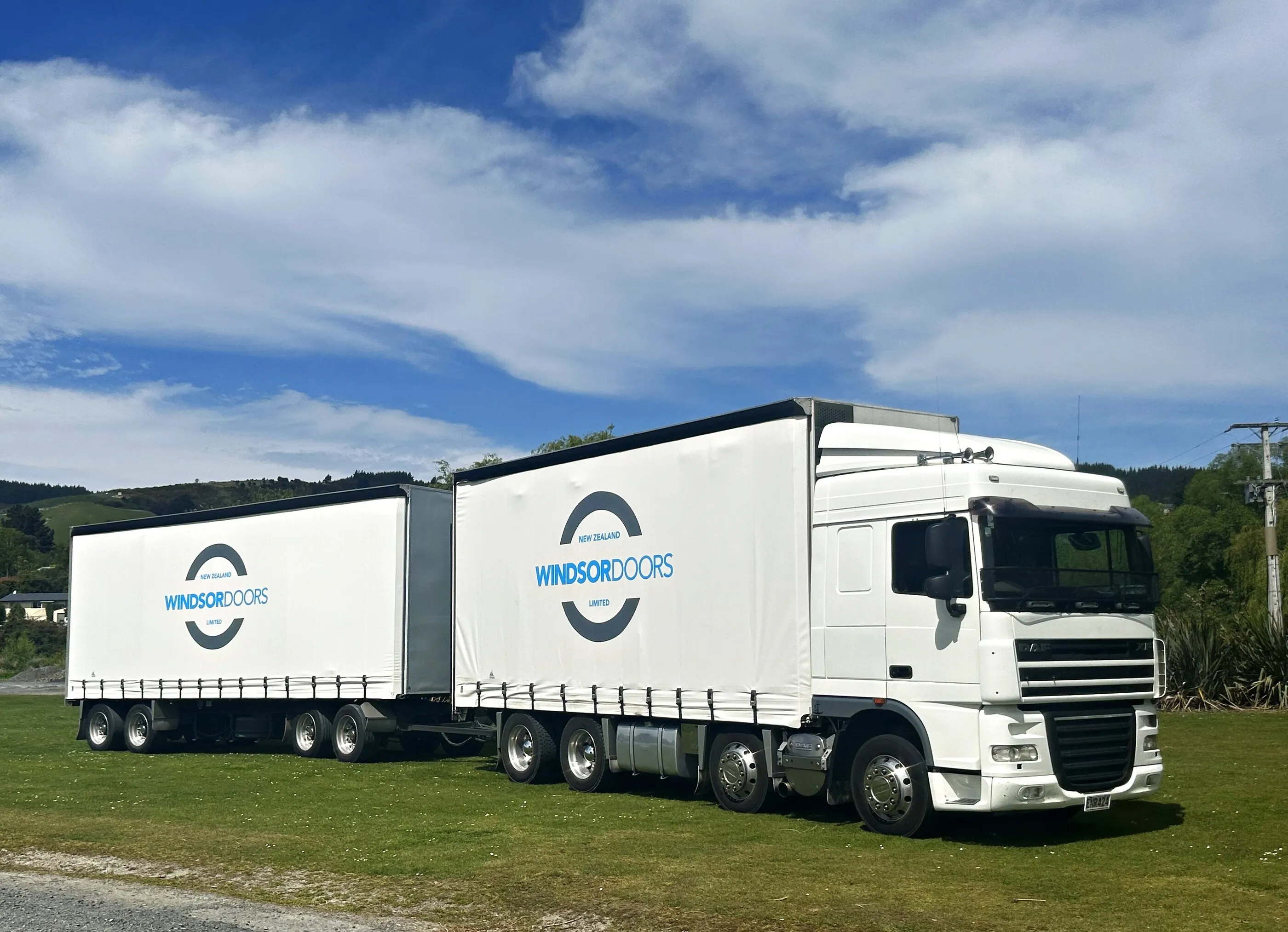 Curtainsider truck and trailer